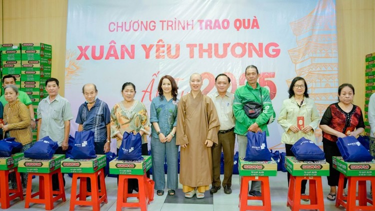 Trao 1.000 phần quà Tết cho đồng bào khó khăn