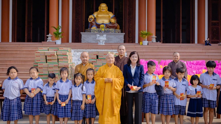 Trưởng lão HT.Thích Thiện Nhơn trao quà Tết tại chùa Quốc Ân Khải Tường