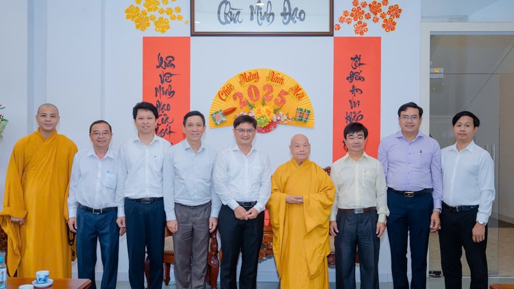 Đoàn Thành ủy TP.HCM thăm, chúc Tết Trưởng lão HT.Thích Thiện Nhơn