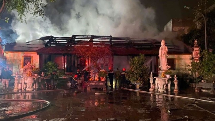 Cảnh sát chữa cháy trong đêm.