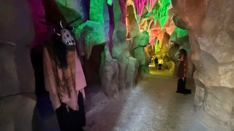 "Động Lục Đạo" gồm nhiều khu vực, trong đó có cõi địa ngục, nơi có các hình nộm ma quỷ