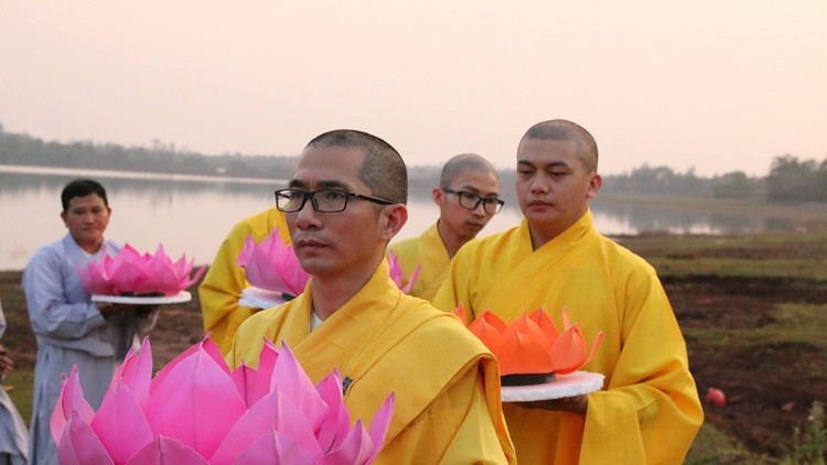 Đại đức Thích Nguyên Huấn hướng dẫn thả hoa sen.