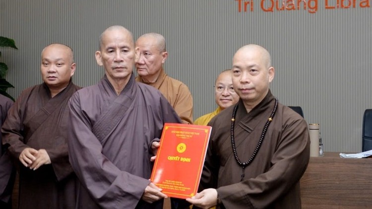 Hòa thượng Thích Thiện Thống, Phó Chủ tịch HĐTS trao quyết định đến Thượng tọa Quang Thạnh.