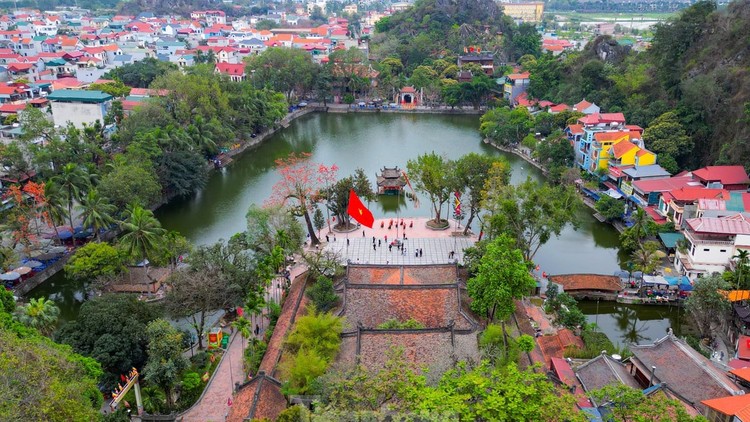 Hoa gạo đỏ rực bên ngôi chùa nghìn năm tuổi ở Hà Nội