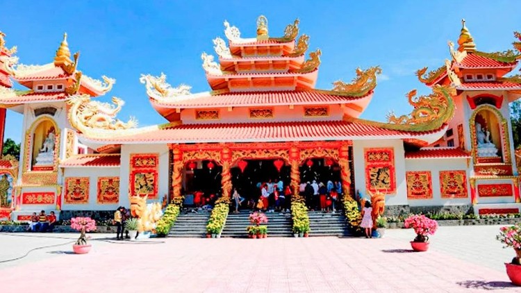 Về Bình Thuận, khám phá kiến trúc độc đáo của ngôi chùa bên đồi Trinh Nữ