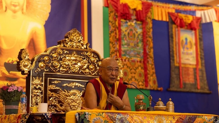 Ngài Thamthog Rinpoche giảng tại chùa Pháp Vân (Hà Nội) ngày 12/4.