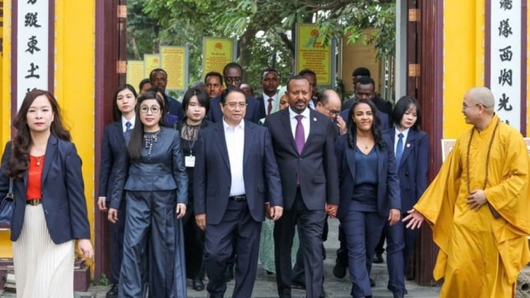 Hai Thủ tướng và hai Phu nhân thăm chùa Trấn Quốc. Ảnh: Nguyễn Khánh