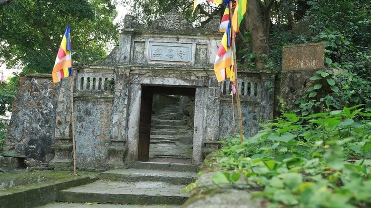 Cổng chính của chùa có ghi 3 chữ Hán là "Vô Vi Tự" cùng với hơn 100 bậc đá để lên Nhà thờ Tổ, Nhà thờ Mẫu, gian chùa chính cùng với vách đá treo chuông.