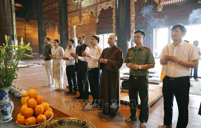 Đoàn công tác khảo sát nơi tôn trí Xá lợi Đức Phật và dâng hương tại Chùa Tam Chúc.