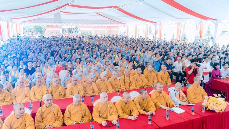 Đông đảo chư tôn đức Tăng Ni, Phật tử và nhân dân địa phương tham dự