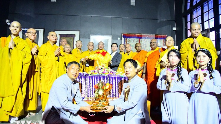 Các vị Chư tăng, tăng Ni sinh chụp ảnh bên cạnh Xá lợi được cung rước về Việt Nam. 