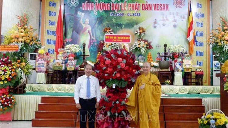 Đại diện Ban Trị sự Giáo hội Phật Giáo Việt Nam tỉnh Hậu Giang nhận lẵng hoa chúc mừng Đại lễ Phật đản. Ảnh: TTXVN