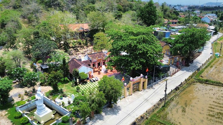 Chùa Thiên Tứ còn gọi là Sắc Tứ Cổ Tích Thiên Tứ, tọa lạc trên một vùng đất rộng hơn 3.000 m², dưới chân núi Đất thuộc TX.Ninh Hòa, tỉnh Khánh Hòa