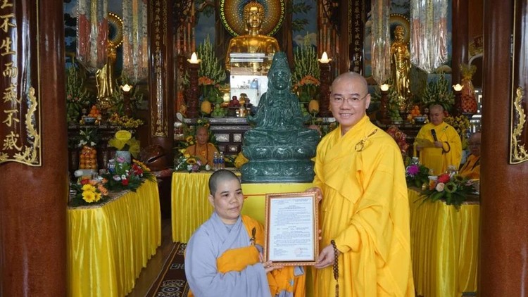 Sư cô Thanh Quế đón nhận quyết định bổ nhiệm trụ trì.