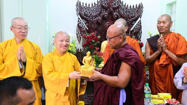 Đoàn Phật giáo Việt Nam thăm cơ sở tự viện đào tạo Tăng sĩ tại Mandalay
