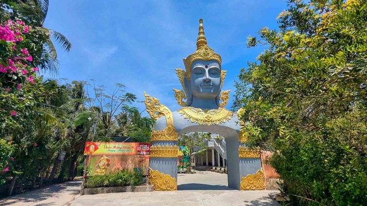 Cổng chùa được thiết kế với hình tượng Đế Thích độc đáo.