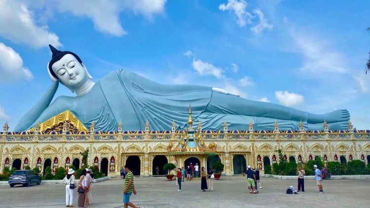 Tọa lạc tại số 367 đường Tôn Đức Thắng, phường 5, thành phố Sóc Trăng, chùa Som Rong mang đậm dấu ấn văn hóa Khmer với mái chùa uốn cong, rực rỡ sắc vàng, cam, đỏ đặc trưng. Ảnh: Nguyễn Ngọc Khuyến 