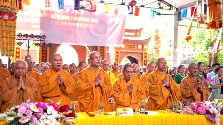 Chư tôn đức chào Quốc kỳ - Đạo kỳ