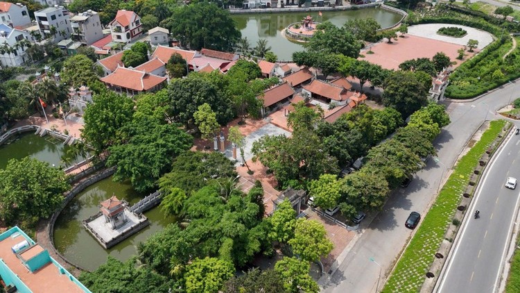Đình Phúc Xá và chùa An Xá (phường Bồ Đề, Hà Nội) nhìn từ trên cao, hiện lên vẻ trang nghiêm, cổ kính. (Ảnh: Bình An)