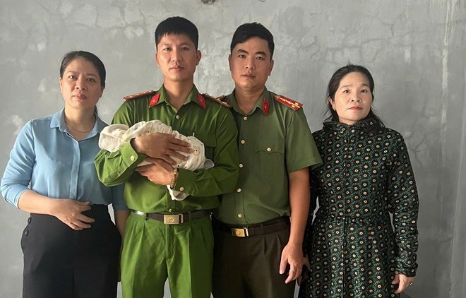 Người thân đã đến nhận lại trẻ sơ sinh bị bỏ rơi tại chùa Hoằng Phúc