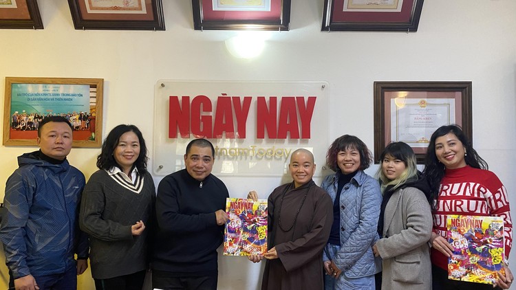 Ni sư Thích Tâm Trí chụp ảnh cùng lãnh đạo và phóng viên Tạp chí Ngày Nay. 