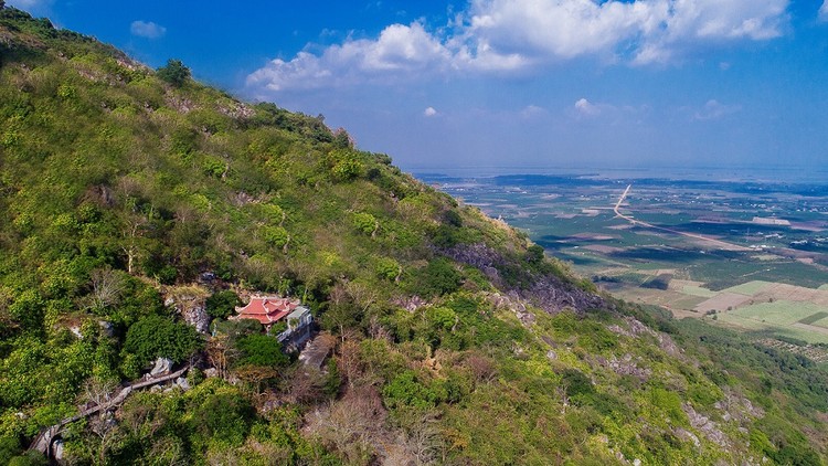 Vãn cảnh cầu an ở quần thể chùa nổi tiếng nhất Tây Ninh dịp Tết 2020