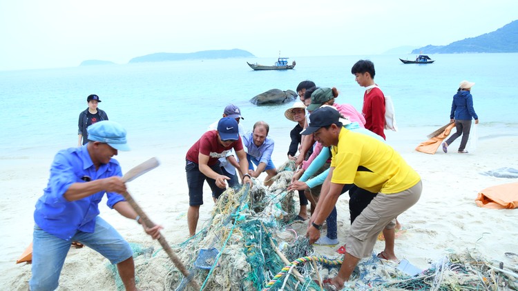 Hoạt động dọn sạch bãi biển tại Cù Lao Chàm (2019) do UNESCO và Khu Dự trữ sinh quyển Cù Lao Chàm phối hợp tổ chức. - Ảnh: UNESCO