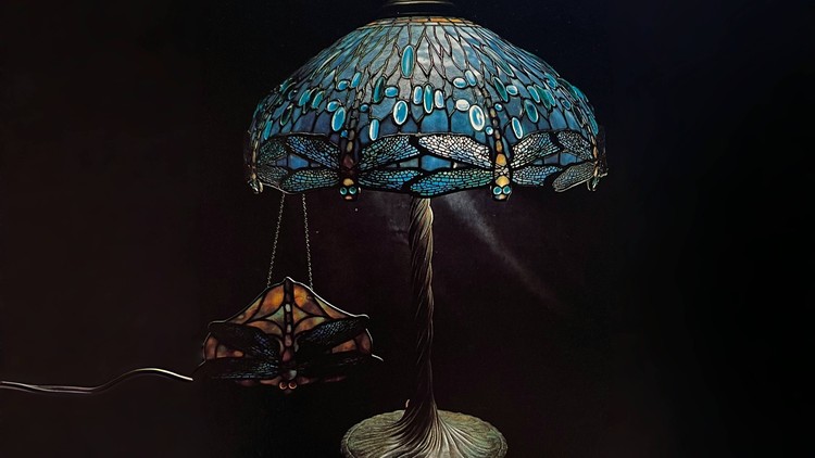 Đèn bàn Dragonfly do bà Clara Driscoll thiết kế. Ảnh: Tiffany Glassware