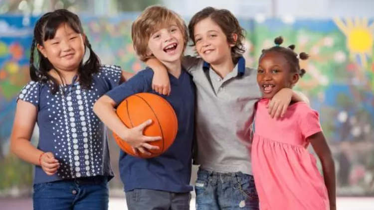 Trẻ em cần được chăm sóc cả sức khỏe thể chất và tinh thần. Ảnh: Shutterstock