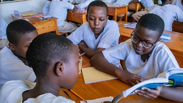 Các bạn trẻ được truyền cảm hứng giữ gìn hòa bình. Ảnh: DK English