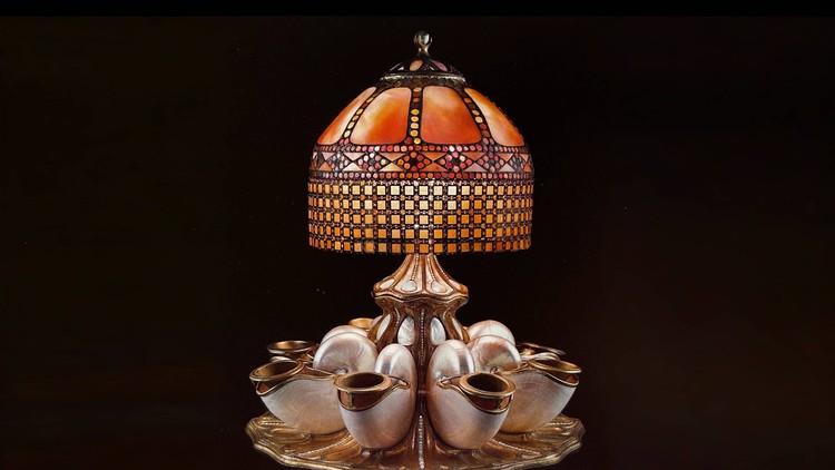 Độc đáo đèn kính màu Tiffany với tạo hình ốc anh vũ. Ảnh: Louis Comfort Tiffany, Treasures from the Driehaus collection