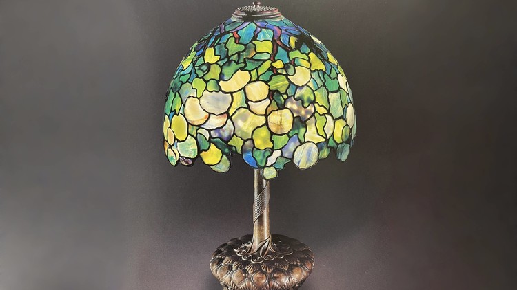 Hoa cẩm tú cầu tuyết ngọt ngào trong ánh đèn kính màu Tiffany. Ảnh: The Lamps of Louis Comfort Tiffany