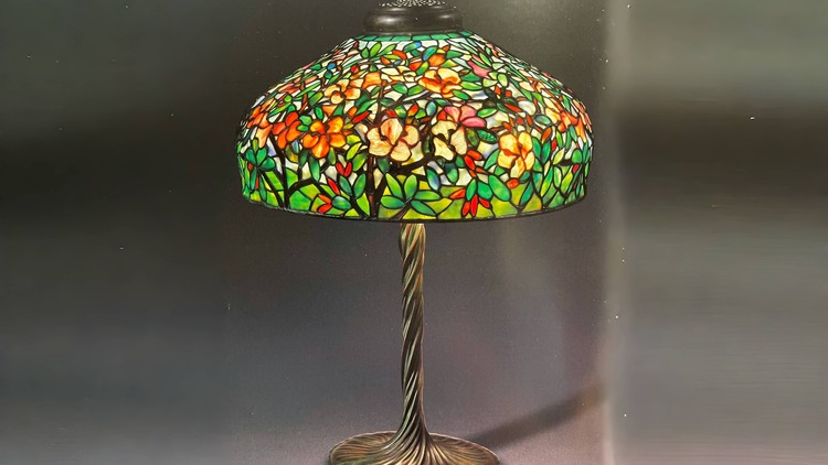 Chiêm ngưỡng ánh sáng lung linh của đèn hoa đỗ quyên Tiffany. Ảnh: The Lamps of Louis Comfort Tiffany