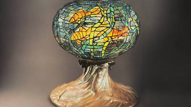 Đèn kính màu Tiffany với chủ đề đại dương mới lạ. Ảnh: The Lamps of Louis Comfort Tiffany