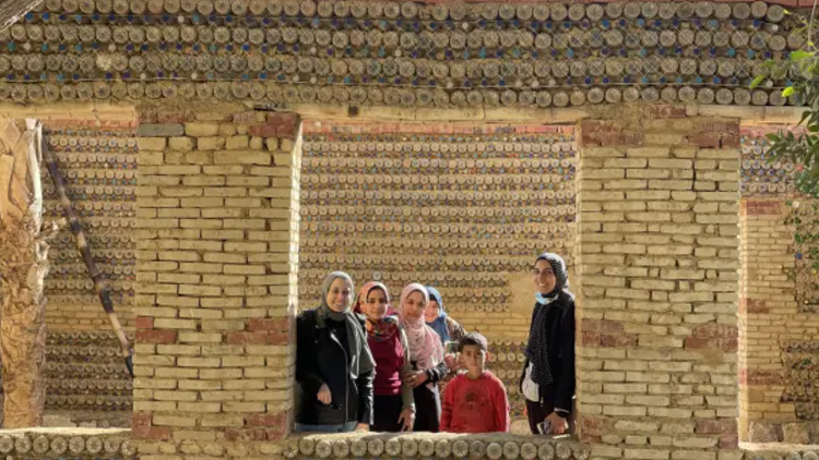 Lớp học được xây bằng chai nhựa và đất sét. Ảnh: UNESCO