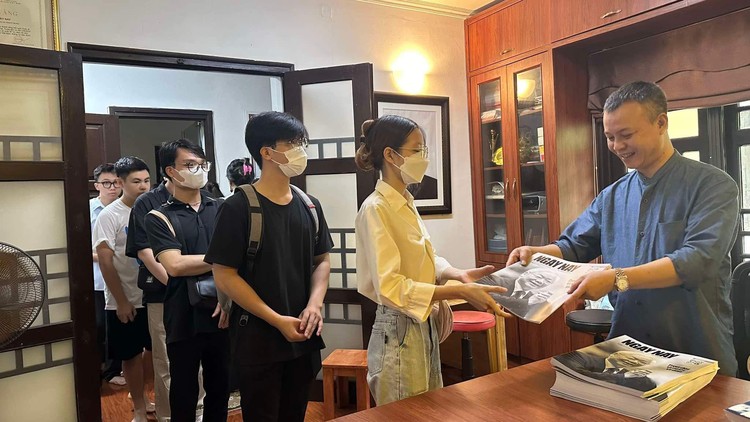 Đông đảo bạn đọc đến tòa soạn nhận báo.