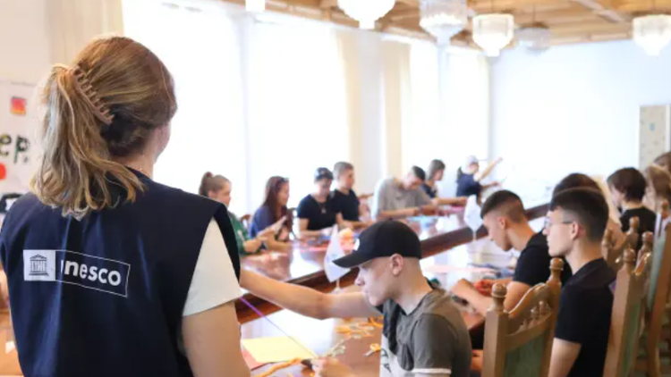 Các chuyên gia tâm lý đã tạo ra nhiều trò chơi và hoạt động tương tác. Ảnh: UNESCO