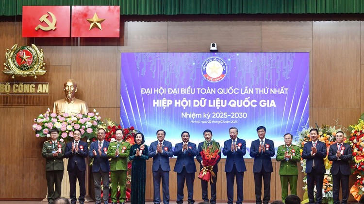 Tổng Bí thư Tô Lâm và Thủ tướng Phạm Minh Chính chúc mừng Ban Thường vụ Hiệp hội Dữ liệu quốc gia nhiệm kỳ 2025 - 2030.