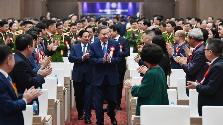 Tổng Bí thư Tô Lâm và Thủ tướng Phạm Minh Chính đến dự Đại hội lần thứ nhất Hiệp hội Dữ liệu quốc gia.