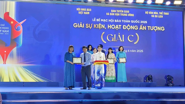 Nhà báo Nguyễn Lệ Hằng, Phó Tổng Biên tập Tạp chí Ngày Nay nhận giải C (Giải sự kiện, hoạt động ấn tượng).