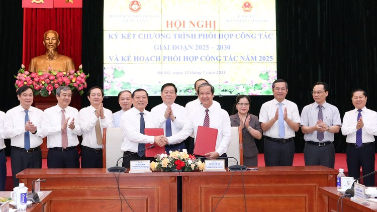 Ông Lại Xuân Môn, Phó Trưởng ban Thường trực Ban Tuyên giáo và Dân vận Trung ương và ông Nguyễn Kim Sơn, Bí thư Đảng ủy, Bộ trưởng Bộ Giáo dục và Đào tạo ký kết Chương trình phối hợp giữa Ban Tuyên giáo và Dân vận Trung ương và Đảng uỷ Bộ Giáo dục và Đào tạo giai đoạn 2025 – 2030.