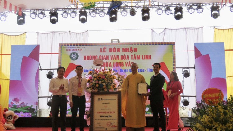 Đại đức Thích Minh Đức vinh dự nhận bằng chứng nhận Không gian văn hóa tâm linh.