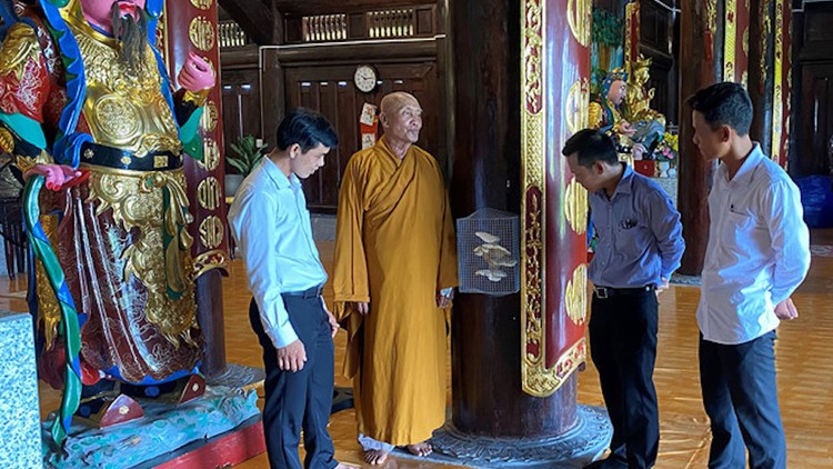 Cây nấm mọc ngay chính điện được rào lại khiến một số người hiếu kỳ