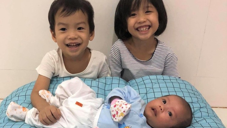 Hai đứa con lớn của Diệu Âm Hương Tràng chơi cùng em, yêu thương em, trêu cho em cười, theo cách riêng của “anh, chị”
