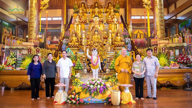 Nguyên Phó Chủ tịch nước Nguyễn Thị Doan và phái đoàn chụp ảnh lưu niệm cùng Sư Phụ Thích Trúc Thái Minh tại Chính điện tầng 2 chùa Ba Vàng