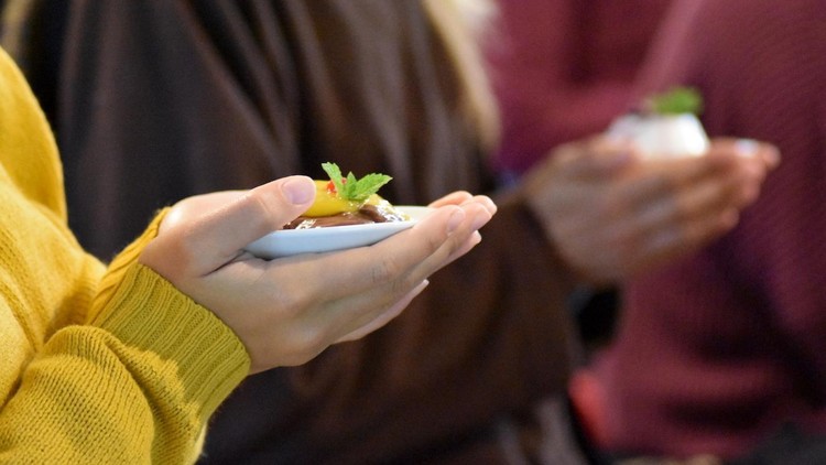 Bớt lệ thuộc vật chất & tình cảm sẽ bớt khổ