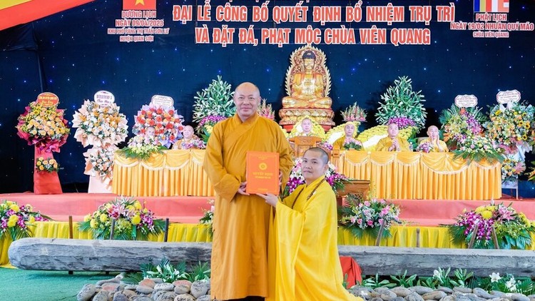 Thượng tọa Thích Tâm Định trao quyết định đến tân trụ trì chùa Viên Quang.