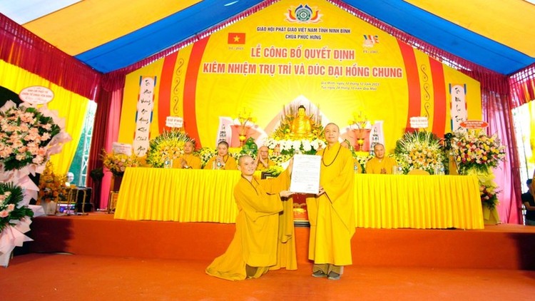 Thượng tọa Thích Minh Quang trao quyết định kiêm nhiệm trụ trì chùa Phúc Hưng đến Đại đức Thích Minh Tuệ