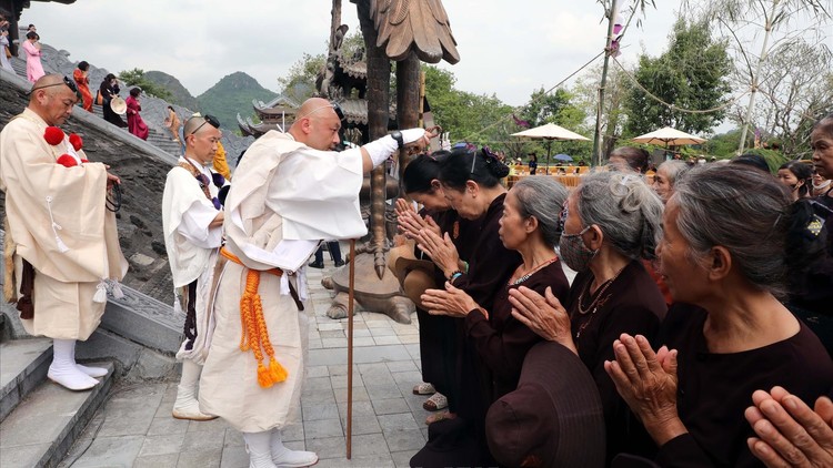 Thượng tọa Sekiguchi - Chùa Keifukuji Trưởng phái đoàn Nhật Bản, Hội Phật giáo Saitama và các hành giả Shugendo cử hành nghi thức cầu bình an cho các phật tử. Ảnh: Đại Nghĩa/TTXVN