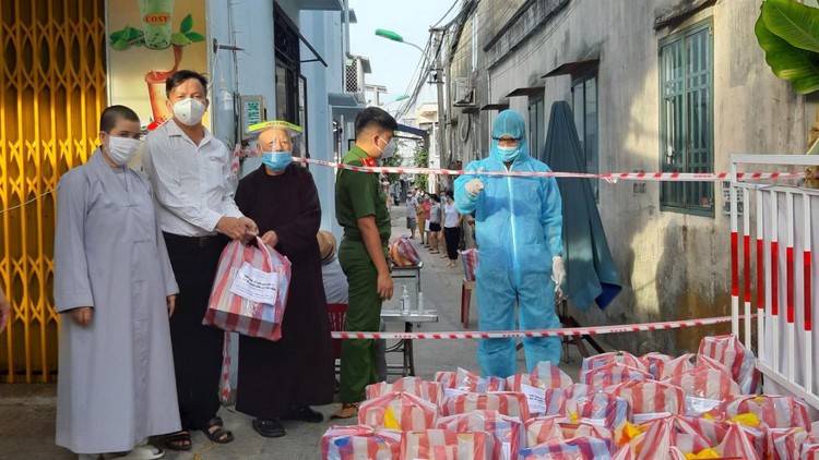 Đà Nẵng: Chùa Bảo Quang chia sẻ cùng bà con trong đại dịch COVID-19